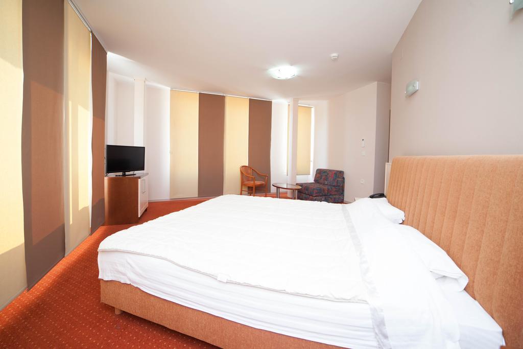 Hotel Lebed โอครีด ภายนอก รูปภาพ