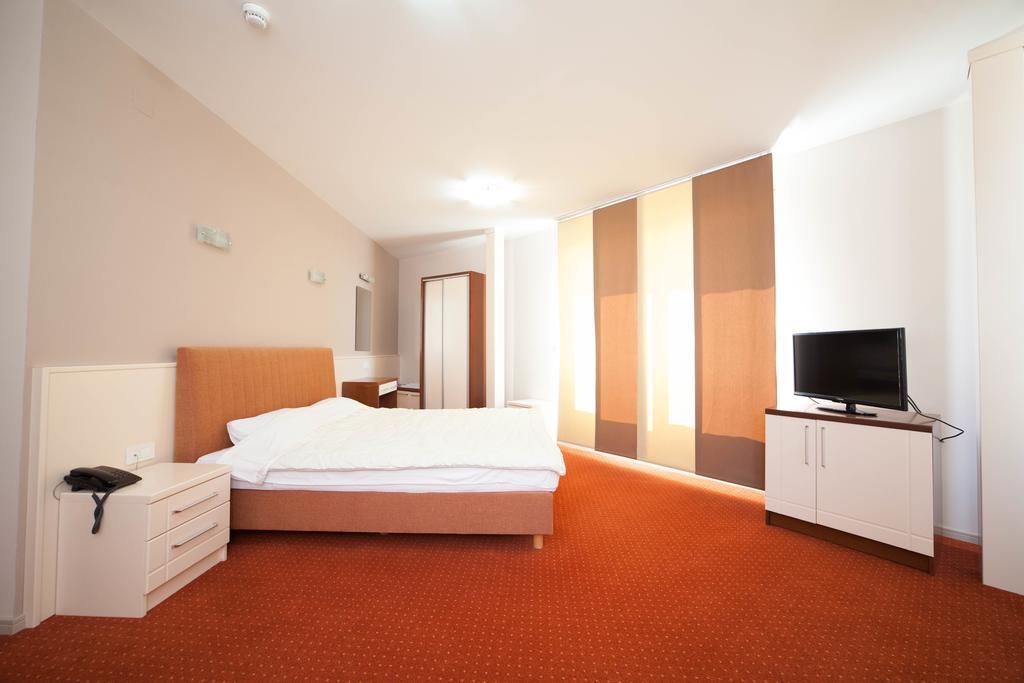 Hotel Lebed โอครีด ภายนอก รูปภาพ