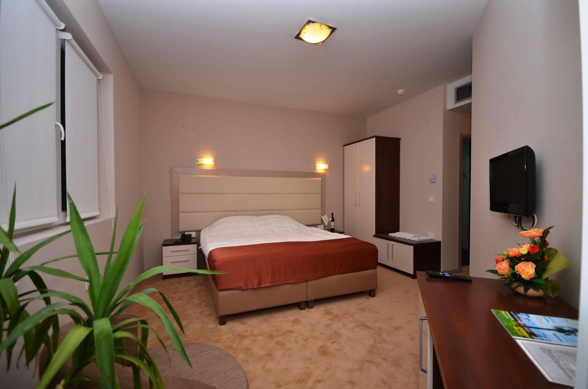 Hotel Lebed โอครีด ภายนอก รูปภาพ